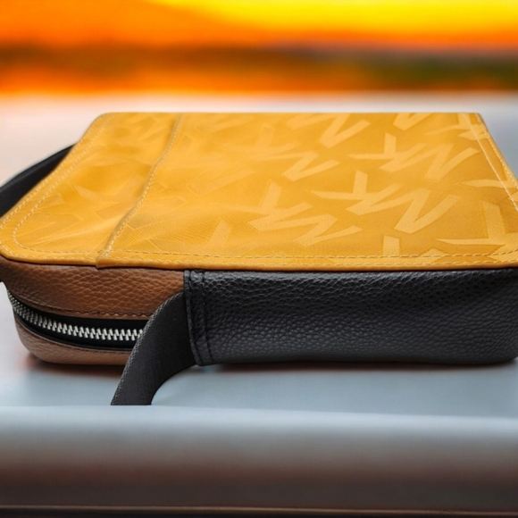 NWOT Michael Kors Crossbody/Messenger/Travel/Flight Bag - Picture 8 of 12